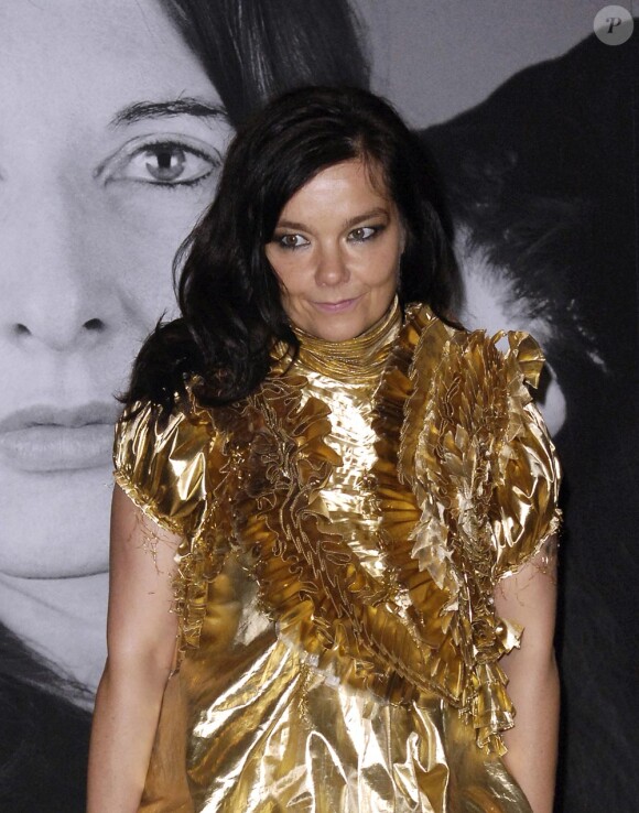 Björk lors de la nouvelle exposition de Marina Abramovic au Musée d'arts modernes de New York le 1 juin 2010
