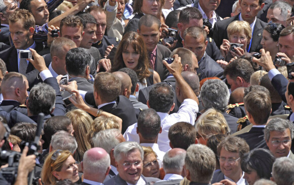 Bain de foule pour Carla Bruni (et oui 7 500 personnes, ça prend de la place...) lors de la garden party du 14 juillet 2009 à l'Elysée.