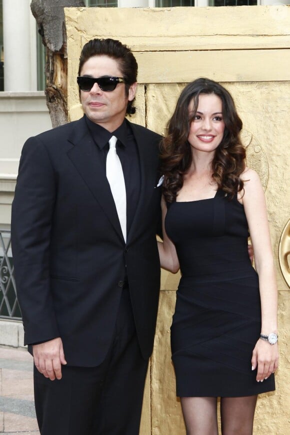 Benicio Del Toro pose avec Caroline Correa à Barcelone pour la campagne Magnum
