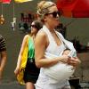 Kate Hudson se promène à New York avec Ryder et une amie dont elle s'approprie le bébé. Le 5 juin 2010