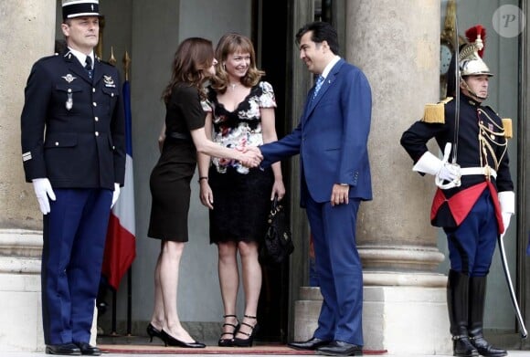 Nicolas Sarkozy et Carla Bruni reçoivent le président géorgien Mikheil Saakashvili et son épouse Sandra Elisabed Roelofs au Palais de l'Elysée à Paris le 8 juin 2010