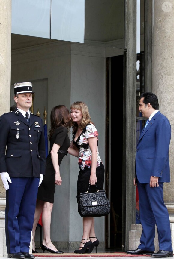Carla Bruni est une parfaite hôtesse lorsque Nicolas Sarkozy reçoit le président géorgien Mikheil Saakashvili et son épouse Sandra Elisabed Roelofs au Palais de l'Elysée à Paris le 8 juin 2010