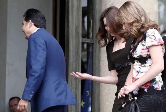 Carla Bruni est une parfaite hôtesse lorsque Nicolas Sarkozy reçoit le président géorgien Mikheil Saakashvili et son épouse Sandra Elisabed Roelofs au Palais de l'Elysée à Paris le 8 juin 2010