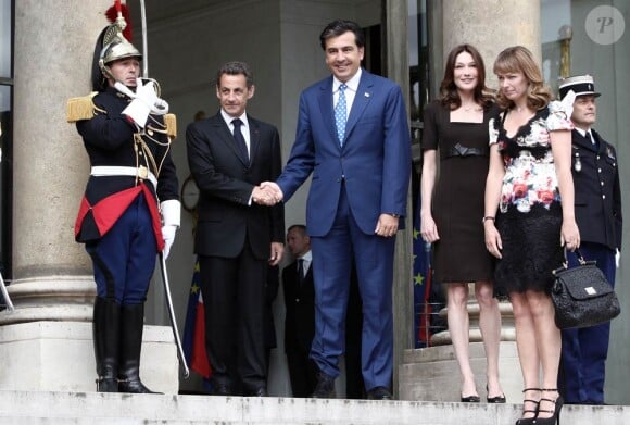 Nicolas Sarkozy et Carla Bruni reçoivent le président géorgien Mikheil Saakashvili et son épouse Sandra Elisabed Roelofs au Palais de l'Elysée à Paris le 8 juin 2010