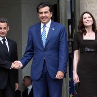 Quand Nicolas Sarkozy reçoit le président géorgien, Carla Bruni est la plus élégante des hôtesses !