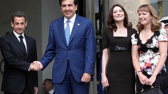 Quand Nicolas Sarkozy reçoit le président géorgien, Carla Bruni est la plus élégante des hôtesses !