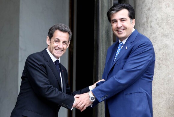 Nicolas Sarkozy reçoit le président géorgien Mikheil Saakashvili et son épouse Sandra Elisabed Roelofs au Palais de l'Elysée à Paris le 8 juin 2010