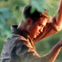Alors que Robert Pattinson s'amuse, une de ses partenaires de Twilight a le coeur triste...