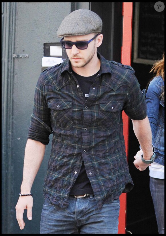 Justin Timberlake est l'un des invités de Sheryl Crow pour l'album 100  Miles from Memphis à paraître le 20 juillet 2010.