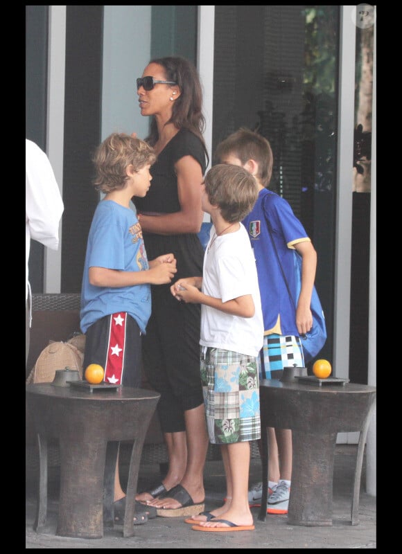 Barbara Feltus, ex-femme de Boris Becker, et son fils Elias, à Miami, le jeudi 10 juin.
