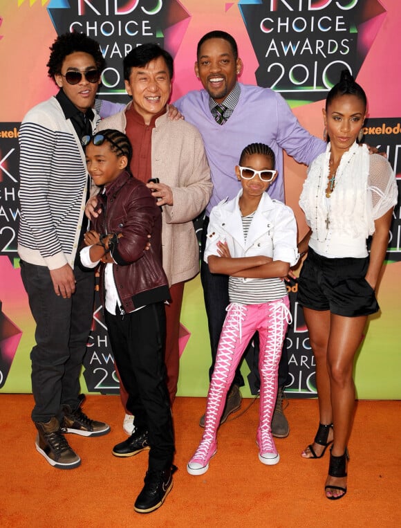 Jaden entouré de son grand frère Trey, de sa petite soeur Willow, de son père Will, de sa mère Jada et de Jackie Chan