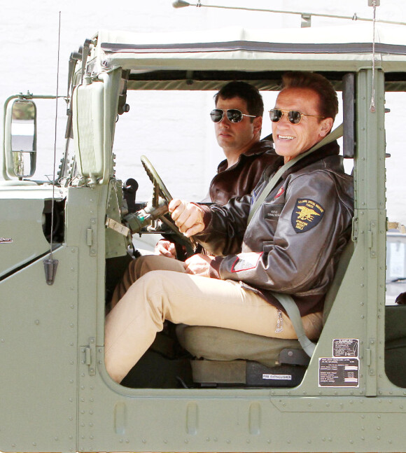 Arnold Schwarzenegger se la joue top Gun (12 juin 2010 à Los Angeles)