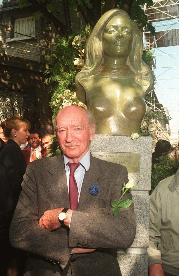 Eddie Barclay devant le buste de Dalida lors de son inauguration le 22 avril 1997
