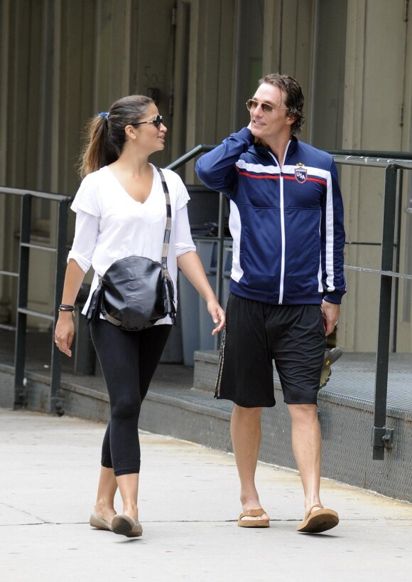 Matthew McConaughey se promène avec sa compagne la sublime Brésilienne Camila Alves dans le quartier de Tribeca à New York le 14 juin 2010