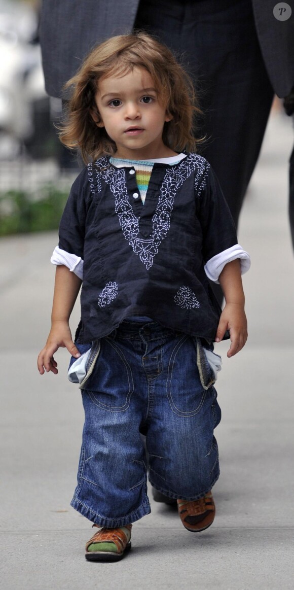 Camila Alves s'occupe de son petit Levi et de son adorable Vida lors d'une promenade à New York le 14 juin 2010