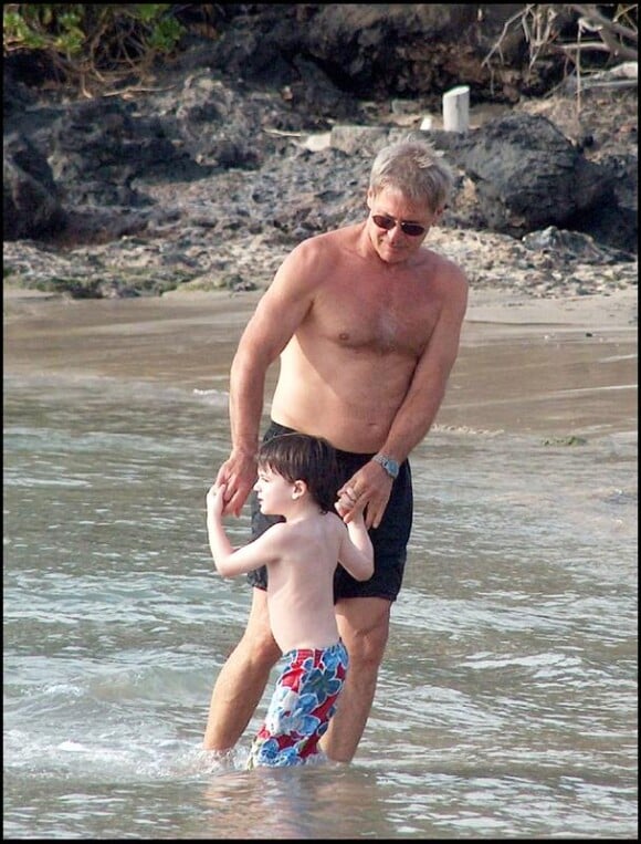 Harrison Ford et Liam le fils de Calista Flockhart en 2006 à Hawaï