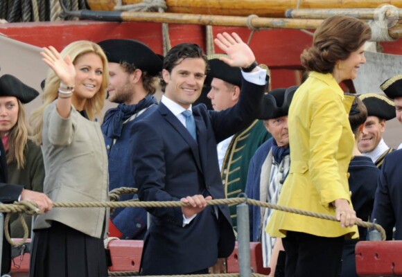 Le 16 juin, trois jours avant leur mariage historique, Victoria de Suède et Daniel Westling, en compagnie du roi Carl Gustaf, de la reine Silvia, du prince Carl Philip et de la princesse Madeleine, répétaient leur excursion en bateau...