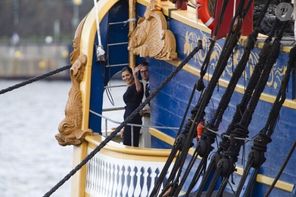 Le 16 juin, trois jours avant leur mariage historique, Victoria de Suède et Daniel Westling, en compagnie du roi Carl Gustaf, de la reine Silvia, du prince Carl Philip et de la princesse Madeleine, répétaient leur excursion en bateau...
