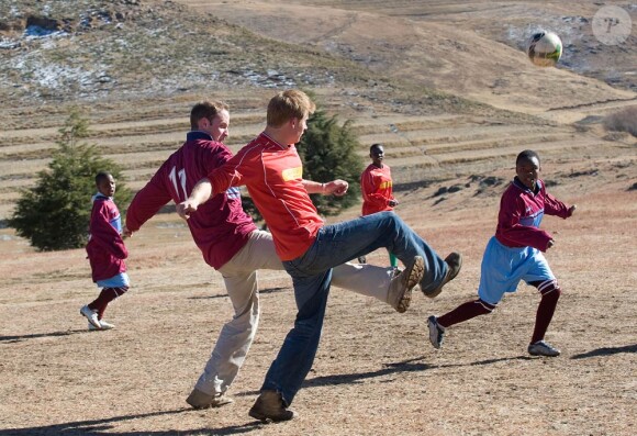 Réunis pour la première fois en "mission" à l'étranger, les princes Harry et William de Galles étaient jeudi 17 juin 2010 en visite au Lesotho. Ils ont notamment disputé un match plein de bon humeur avec de jeunes orphelines.