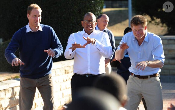 Réunis pour la première fois en "mission" à l'étranger, les princes Harry et William de Galles étaient jeudi 17 juin 2010 en visite au Lesotho. Ils ont multiplié les jeux avec des enfants atteints du VIH.