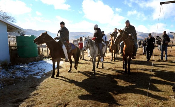 Réunis pour la première fois en "mission" à l'étranger, les princes Harry et William de Galles étaient jeudi 17 juin 2010 en visite au Lesotho. Enveloppés dans des couvertures de bergers, ils sont arrivés à cheval à 2 500 mètres d'altitude.