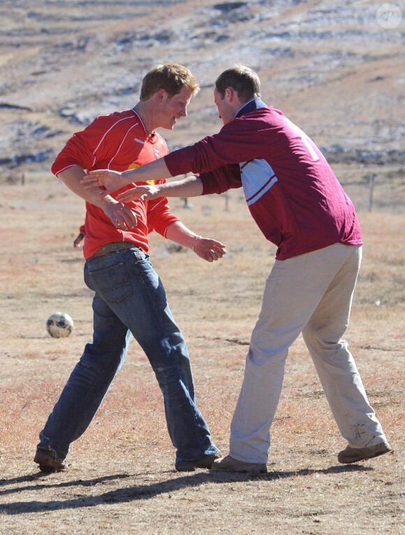 Réunis pour la première fois en "mission" à l'étranger, les princes Harry et William de Galles étaient jeudi 17 juin 2010 en visite au Lesotho. Ils ont notamment disputé un match plein de bon humeur avec de jeunes orphelines.