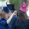 Les Princesses Béatrice et Eugénie lors du festival de chapeaux incroyables lors de la troisième journée du Royal Ascot 2010, en Angleterre dans le Berkshire, le 17 juin 2010