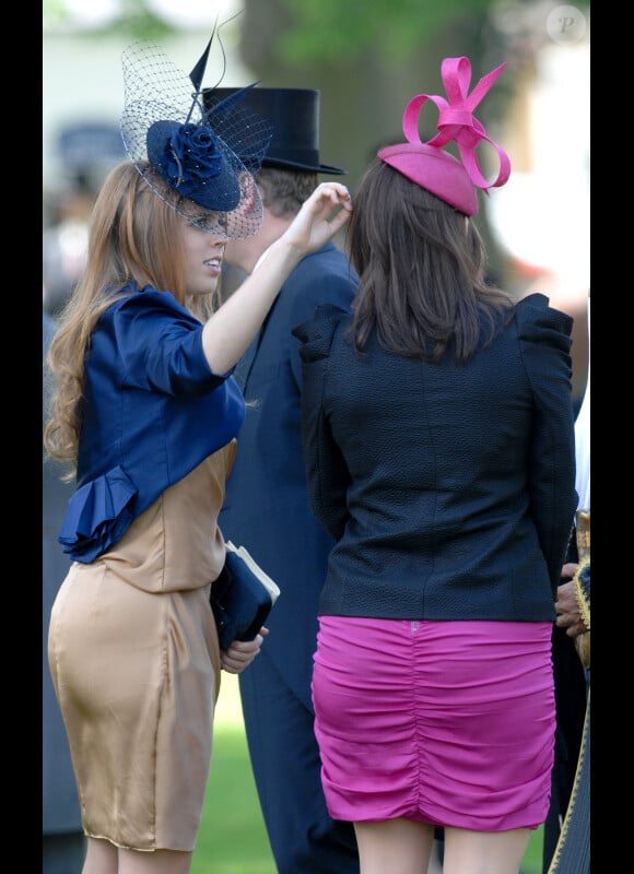 Les Princesses Béatrice et Eugénie lors du festival de chapeaux incroyables lors de la troisième journée du Royal Ascot 2010, en Angleterre dans le Berkshire, le 17 juin 2010
