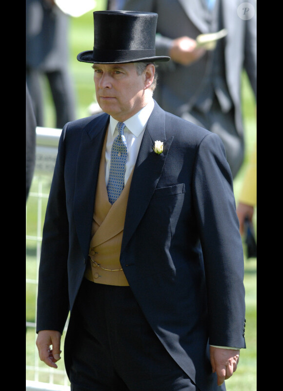 Le Prince Andrew lors du festival de chapeaux incroyables lors de la troisième journée du Royal Ascot 2010, en Angleterre dans le Berkshire, le 17 juin 2010