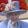 Elizabeth II lors du festival de chapeaux incroyables lors de la troisième journée du Royal Ascot 2010, en Angleterre dans le Berkshire, le 17 juin 2010