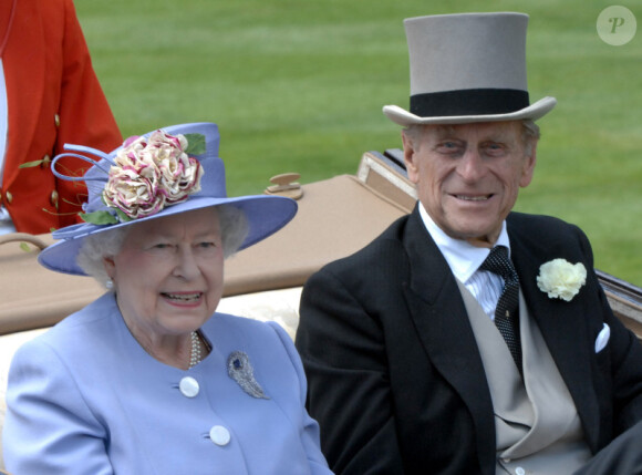 La reine Elizabeth II et le Duc d'Édimbourg lors du festival de chapeaux incroyables lors de la troisième journée du Royal Ascot 2010, en Angleterre dans le Berkshire, le 17 juin 2010