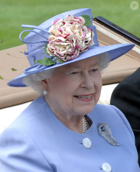 Elizabeth II lors du festival de chapeaux incroyables lors de la troisième journée du Royal Ascot 2010, en Angleterre dans le Berkshire, le 17 juin 2010