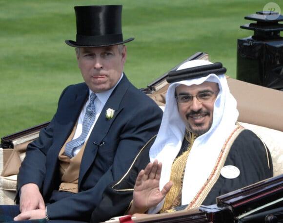 Le Prince Andrew et le Prince de Bahreïn lors du festival de chapeaux incroyables lors de la troisième journée du Royal Ascot 2010, en Angleterre dans le Berkshire, le 17 juin 2010
