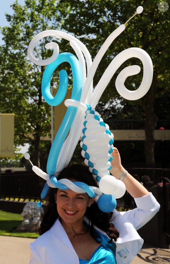 Festival de chapeaux incroyables lors de la troisième journée du Royal  Ascot 2010, en Angleterre dans le Berkshire, le 16 et le 17 juin 2010