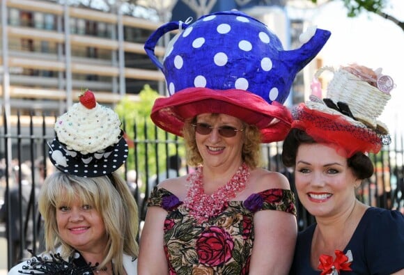 Festival de chapeaux incroyables lors de la troisième journée du Royal  Ascot 2010, en Angleterre dans le Berkshire, le 16 et le 17 juin 2010