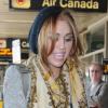 Miley Cyrus prend l'avion à l'aéroport LaGuardia à New York, en compagnie de son chéri Liam Hemsworth, vendredi 18 juin.