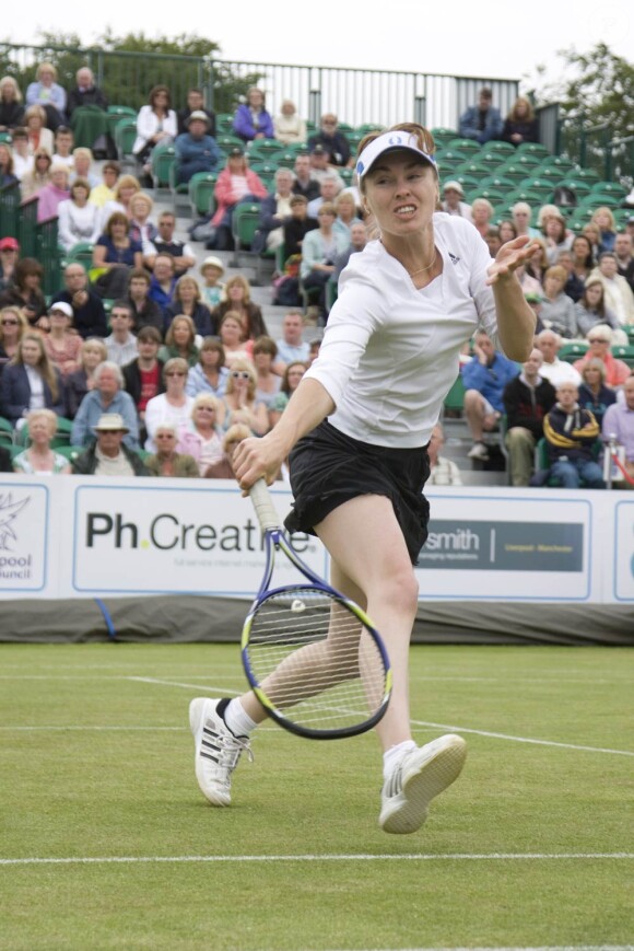 Martina Hingis était associée à John McEnroe dans un double exhibition à Liverpool le 18 juin 2010