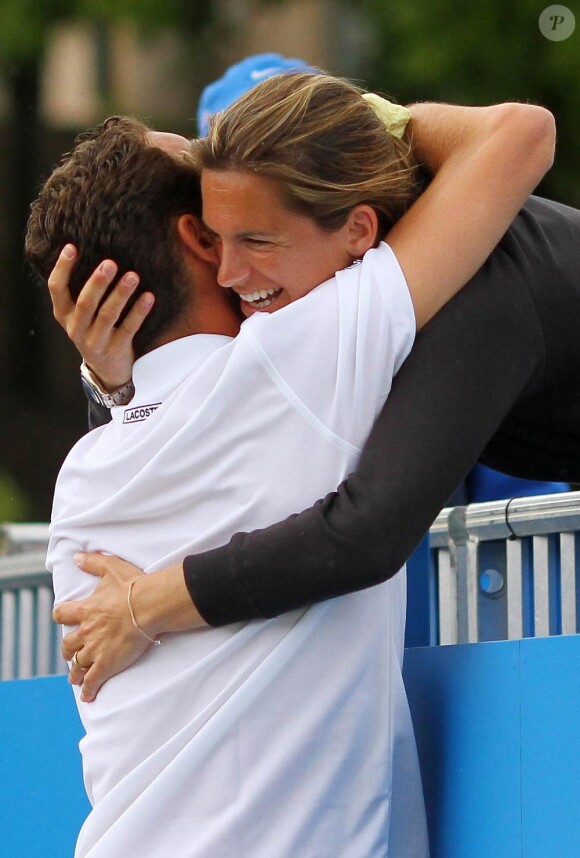 Michaël Llodra a remercié de façon vibrante Amélie Mauresmo, décisive dans sa victoire (son 5e trophée) à Eastbourne le 19 juin 2010.