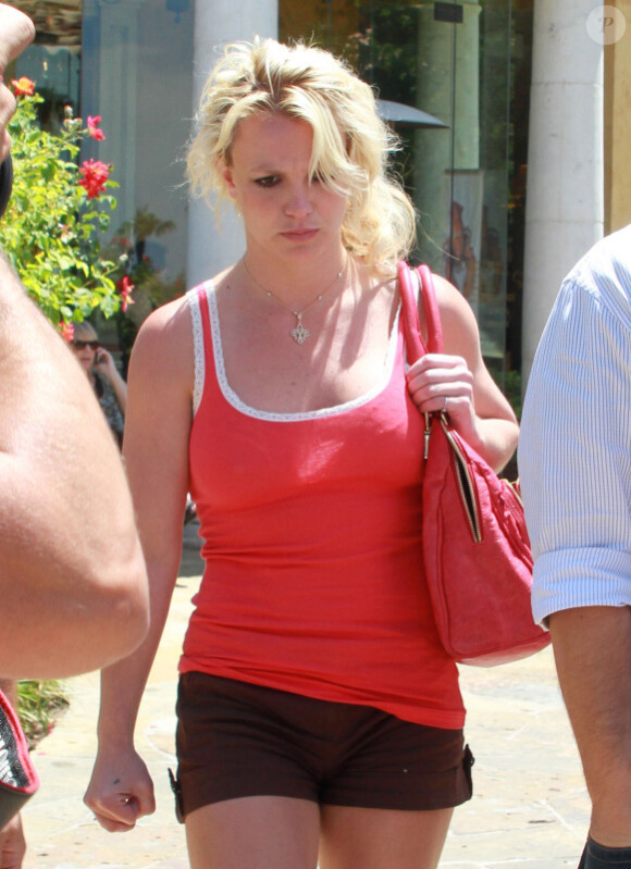 Britney Spears se rend au Café Marmelade, entourée de gardes du corps, mardi 22 juin à Los Angeles.