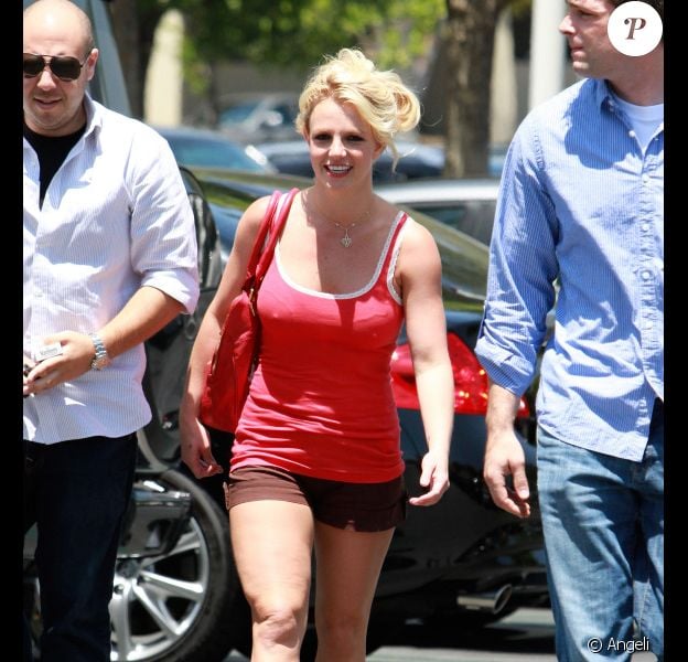 Britney Spears se rend au Café Marmelade, entourée de gardes du corps, mardi 22 juin à Los Angeles.