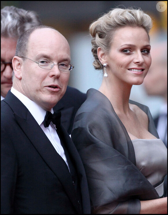Le prince Albert de Monaco et sa compagne Charlene Wittstock en Suède, à l'occasion du mariage de la princesse Victoria, le 18 juin 2010