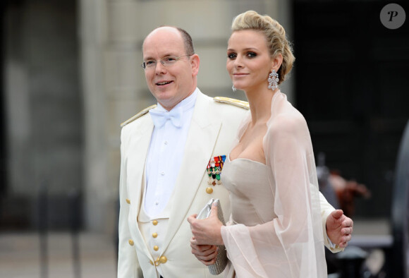 Le prince Albert de Monaco et sa compagne Charlene Wittstock en Suède, à l'occasion du mariage de la princesse Victoria, le 19 juin 2010
