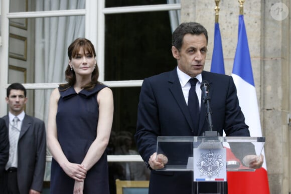 Nicolas Sarkozy et Carla Bruni lors de la garden party à l'Elysée le 14 juillet 2009
