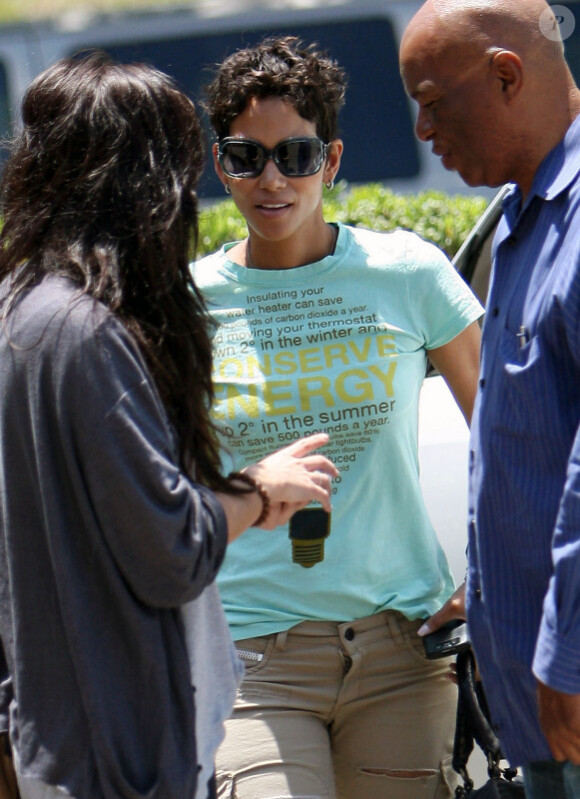 Halle Berry fait la promotion des énergies propres à Inglewood avec T-shirt expliquant comment diminuer le dioxyde de carbone le 23 juin 2010