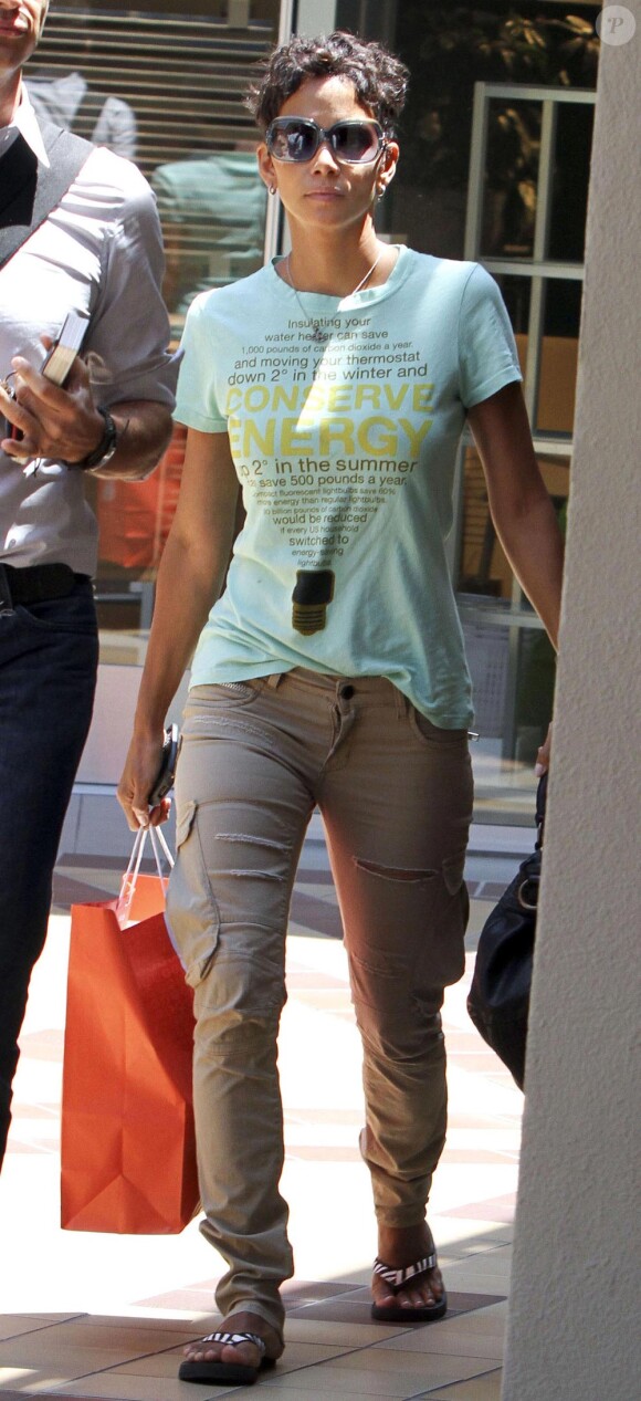 Halle Berry se rend jusqu'à sa voiture après une séance de shopping dans les rues de Los Angeles le 23 juin 2010