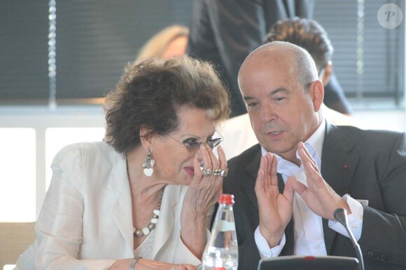 Claudia Cardinale et Patrick Baudry, siège de l'Unesco, à Paris, le 24 juin 2010