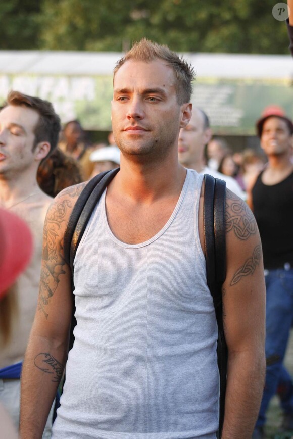 Le festival londonien Hard Rock Calling a accueilli une foule de stars anglo-saxonnes le dernier week-end de juin, à Hyde Park. Dans le public, le mannequin Calum Best.