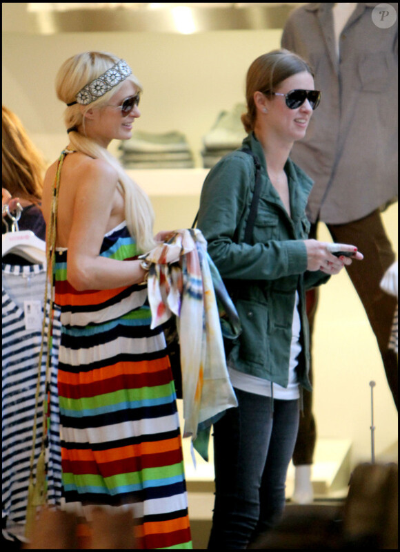 Paris et Nicky Hilton à Los Angeles, le 28 juin 2010