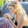 Elizabeth Berkley et une de ses proches se baladent à Los Angeles le 30 juin 2010