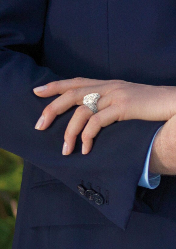 Photo officielle des fiançailles de Charlene Wittstock et du prince Albert. Vous pouvez admirer sa sublime bague Thétys.